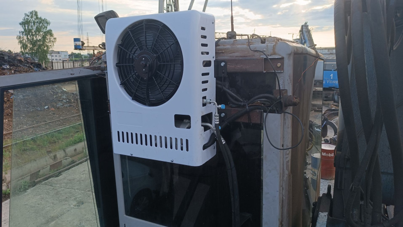 Установка сплит-системы FT-TAC-PV02 на грейферный перегружатель Fuchs MHL 350